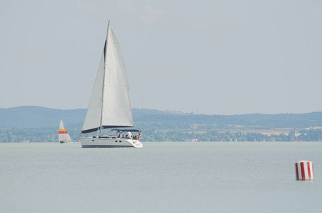 巴拉顿湖上的白帆船