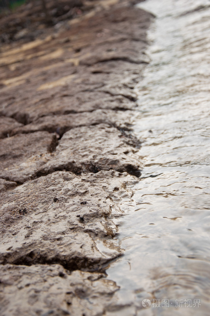 破裂的土壤和泥浆水