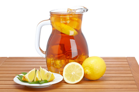 冰茶和柠檬壶
