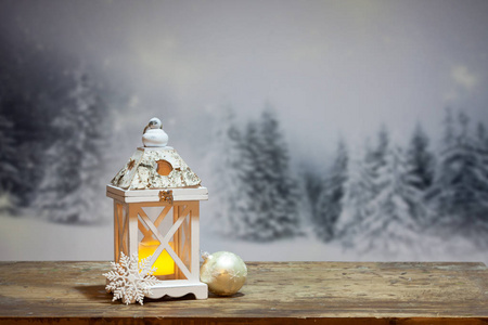 背景中的圣诞彩灯和雪冷杉