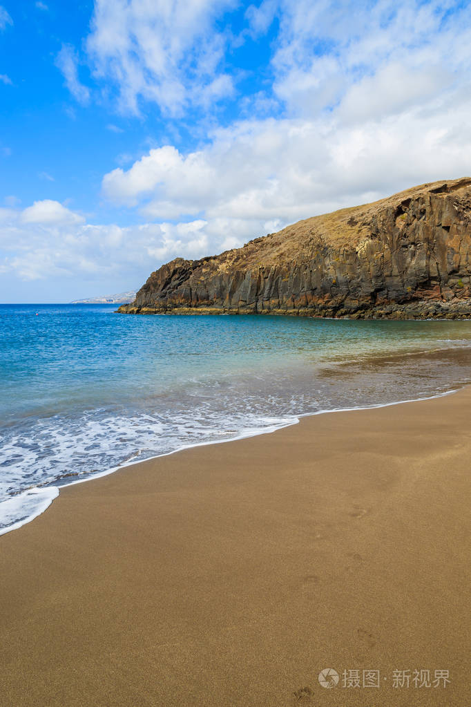 葡萄牙马德拉岛东海岸的黑沙prainha海滩