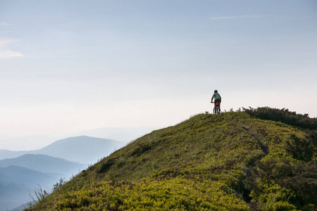 骑自行车上山的女人图片