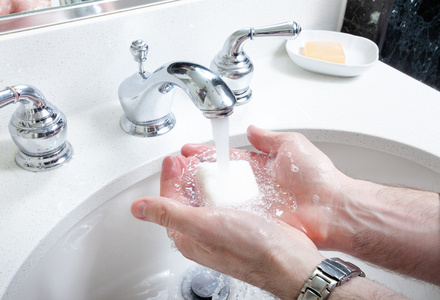 洗手间洗手池用肥皂洗手