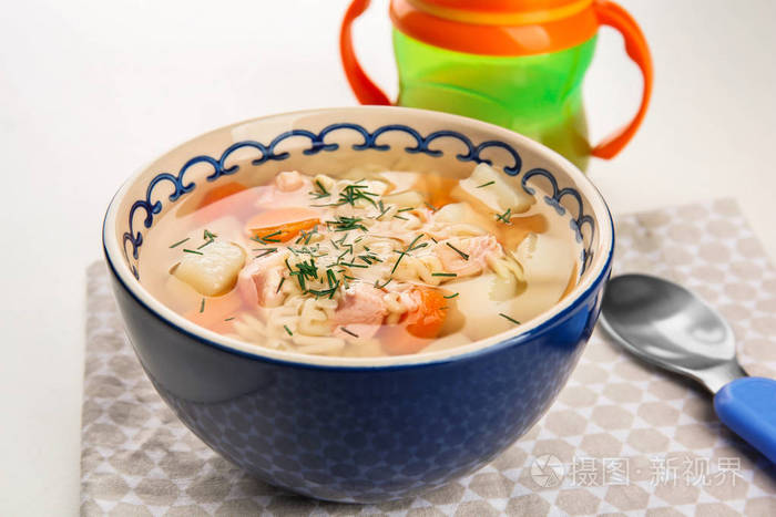 碗在桌上的美味婴儿汤
