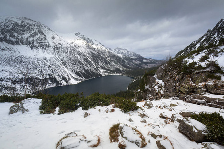 美丽的冬天在海湖的眼睛在 Tatra 山, 波兰