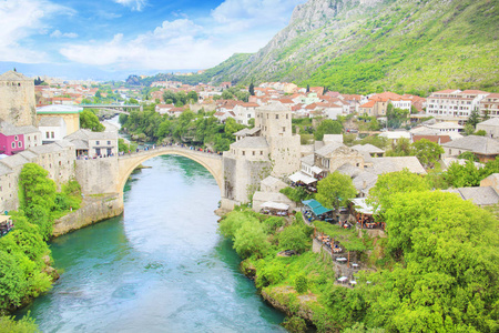 美丽的景色，从旧桥在波斯尼亚和黑塞哥维那莫斯塔尔中世纪小镇