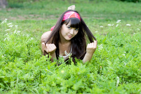 躺在草地上的漂亮女孩