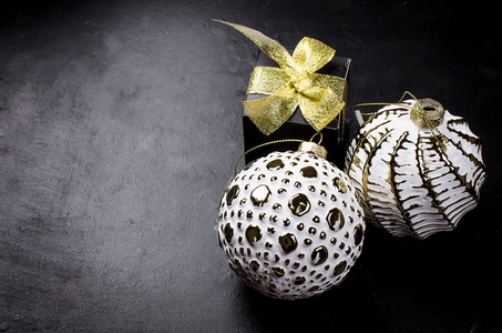 优雅的圣诞背景与白色复古球和礼物