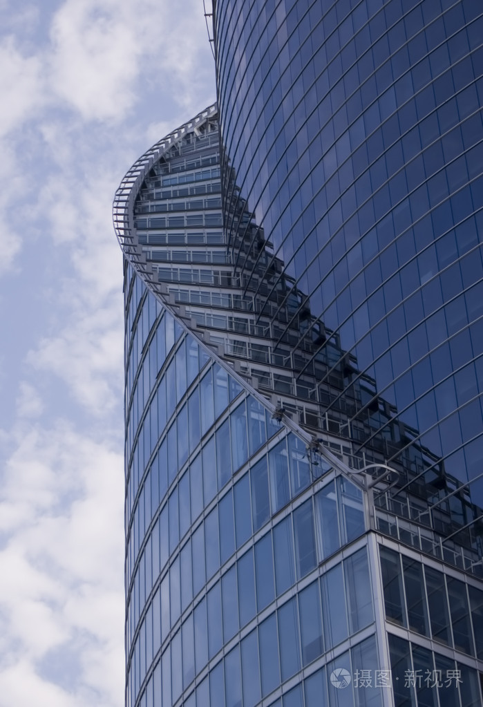 蓝天上摩天大楼的一部分