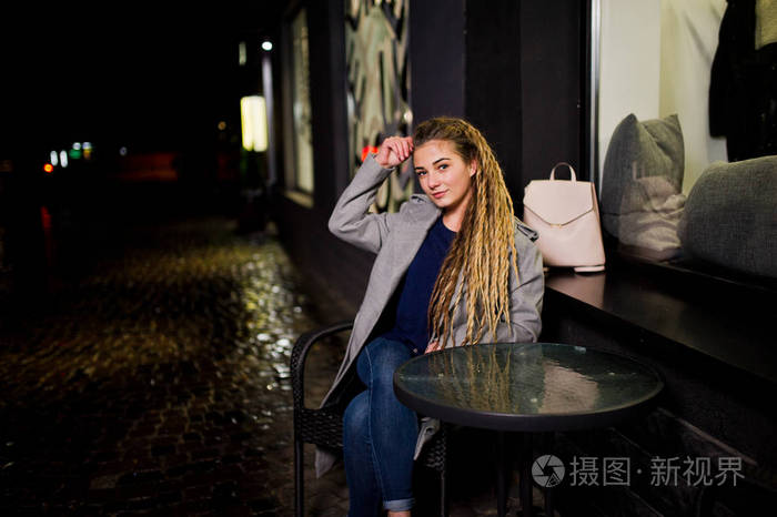 摄图新视界 照片 人物 女孩与辫子漫步在城市的夜晚街道.jpg
