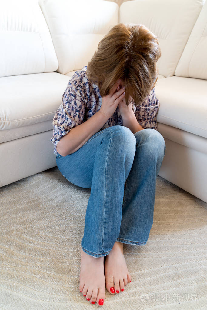 女人在哭捂着脸,用她的双手