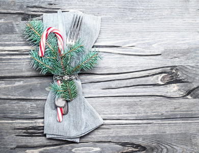 在明亮的木桌上设置圣诞餐桌。带餐具的圣诞贺卡, 金属叉子和 copyspace 的木桌上的刀