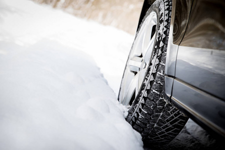 冬季在森林公路上驾驶 Suv 车多雪