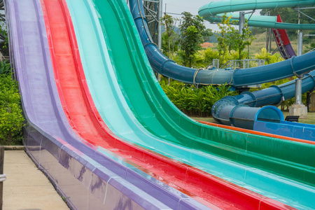 五颜六色的塑料 waterslide 在游泳池