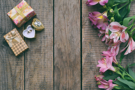 美丽的粉红色百合花背景为生日 母亲节 情人节 3月8日 婚礼概念贺卡 花卉装饰框架 节日背景 文本的复制空间照片 正版商用图片10ye45 摄图新视界