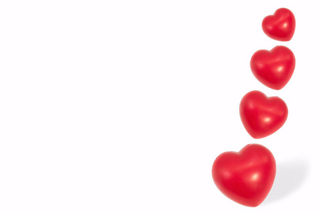 红色的心脏在白色背景与拷贝空间。情人节