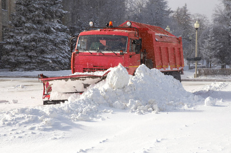 扫雪机从城市道路除雪