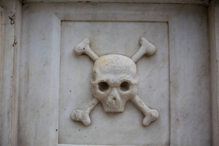 保加利亚坟墓上的头骨和骨头