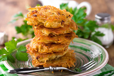 板上的炸土豆饼照片