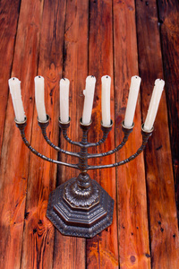 古代祭祀蜡烛烛台木制的桌子上图片