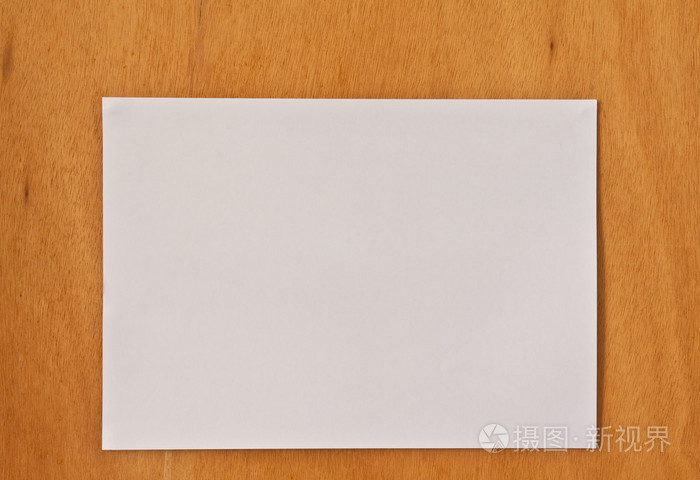 新的空白纸页,木制背景水平