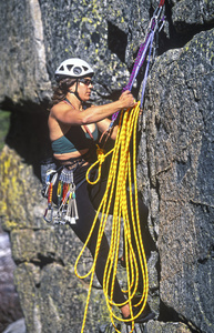 女性攀岩者。