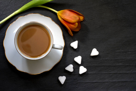 一杯咖啡配郁金香和糖心情人节早餐