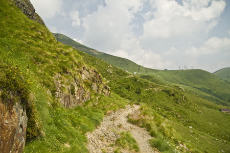 艰苦跋涉，徒步旅行 trek的现在分词  尤指在山中远足，徒步旅行，游山玩水