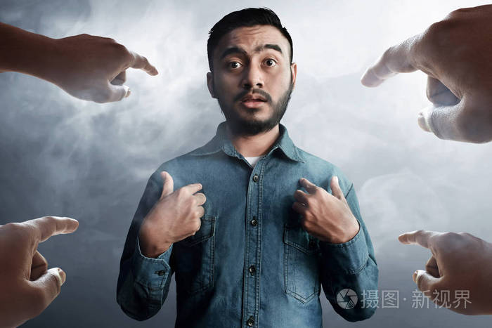 下载小样发票合同问题/举报恐惧担心害怕指责悲伤无趣的男人坐在桌旁