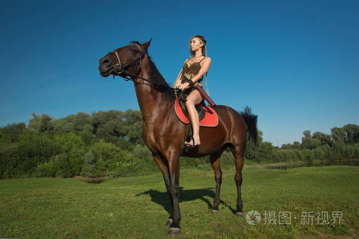 野生亚马逊女孩骑在马背上