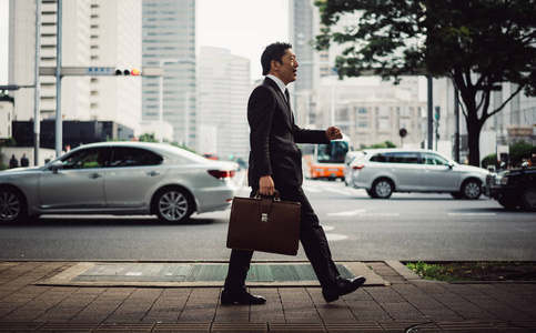 东京街头的高级商务男士瞬间