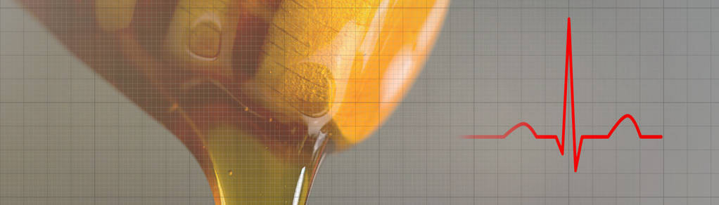 蜂蜜滴在木杓上。保健食品概念