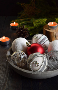 圣诞假期装饰和装饰品在混凝土碗与云杉, 蜡烛。新年和圣诞卡背景