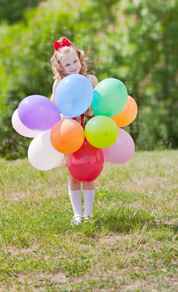 有气球的快乐女孩