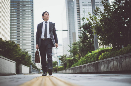 东京街头的高级商务男士瞬间