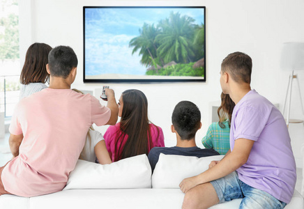 客厅看电视在舒适的客厅里看电视的朋友照片