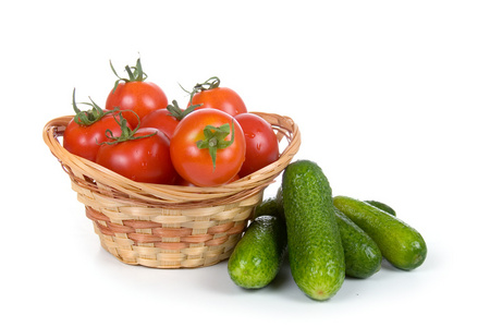 柳条篮子里成熟的蔬菜