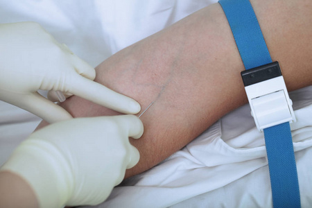 护士对病人进行静脉注射照片