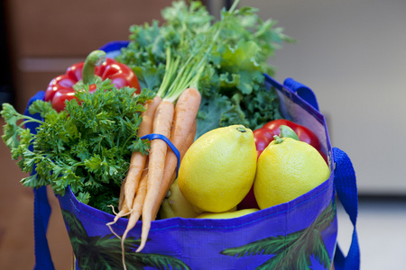 食品杂货袋里的新鲜农产品图片
