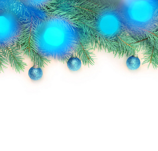 白色背景上的圣诞球杉木树分支。顶视图