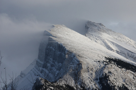 雪从山顶上吹下来