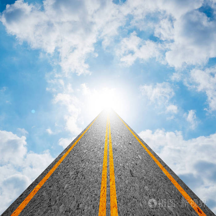 路通向多云的天空阳光照耀在路的尽头代表成功宗教神圣信仰信仰精神