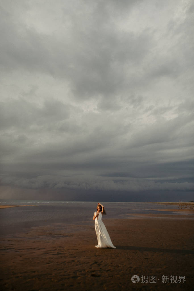 在海中的白色连衣裙的女孩