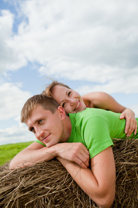 两个年轻人躺在干草上