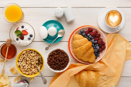 沃登桌上的欧式早餐菜单图片