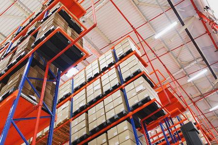 仓库货架上大的硬纸板箱物资的地址存储照片