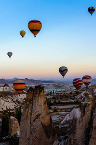 热气球在土耳其上空飞过山谷