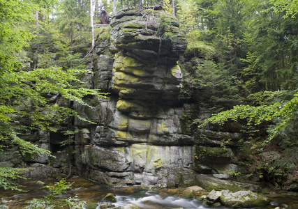 波兰南部小溪上的大岩石组