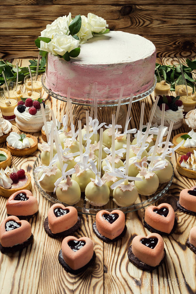 糖果酒吧装饰美味的甜自助餐与蛋糕和其他甜点糖果生日快乐概念