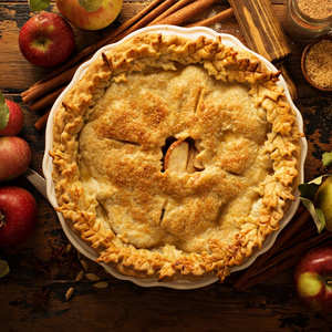 苹果馅饼用秋天叶子装饰